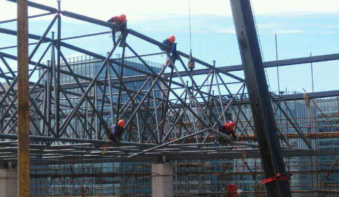 巴南论网架装配施工中搭设脚手架应当留神的事故